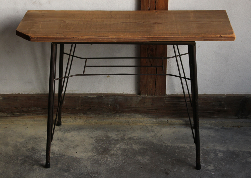 古い鉄脚と古材でできたサイドテーブル