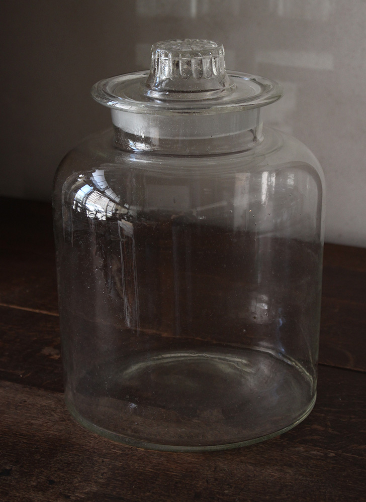 気泡たっぷりの大きな蓋付きガラス瓶