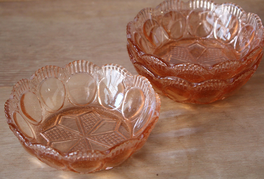気泡たっぷりの桜色のプレスガラスの皿