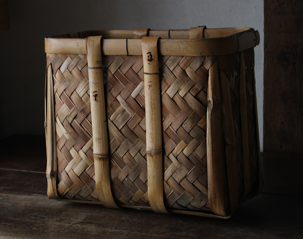 小ぶりな竹編みの籠（かご）