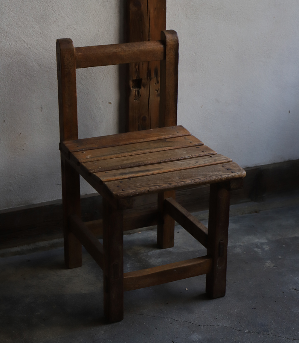 木製の学校の椅子
