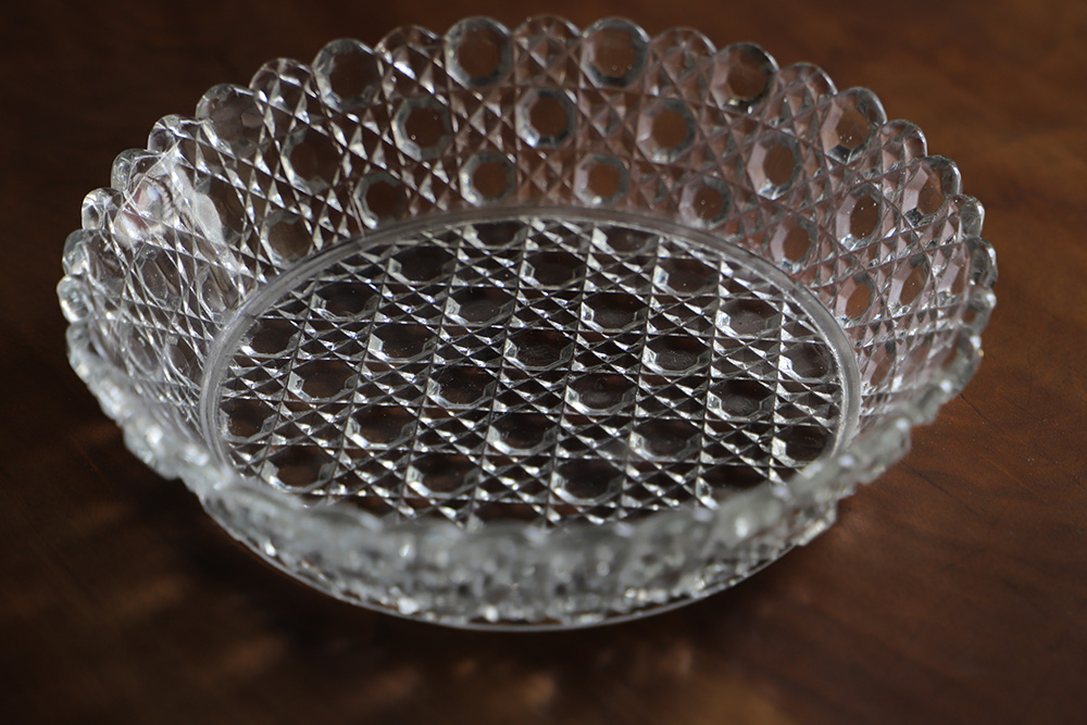 丸クリスタルパターンのプレスガラスのお皿