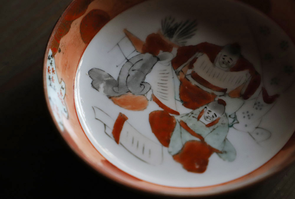 九谷焼 文を詠む三人図の赤絵の小皿 | ｜古家具、古民具、民藝、和食器 