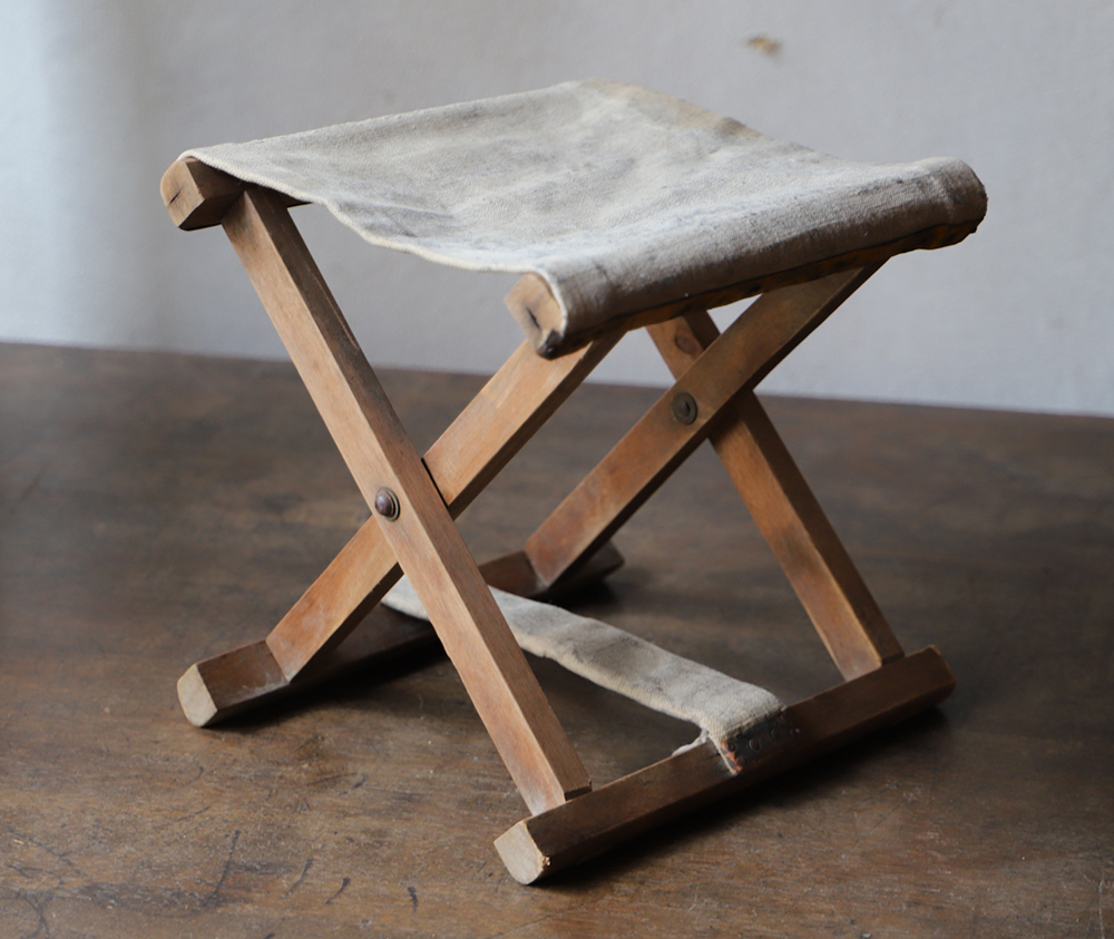 キャンバス布張りの折り畳める椅子