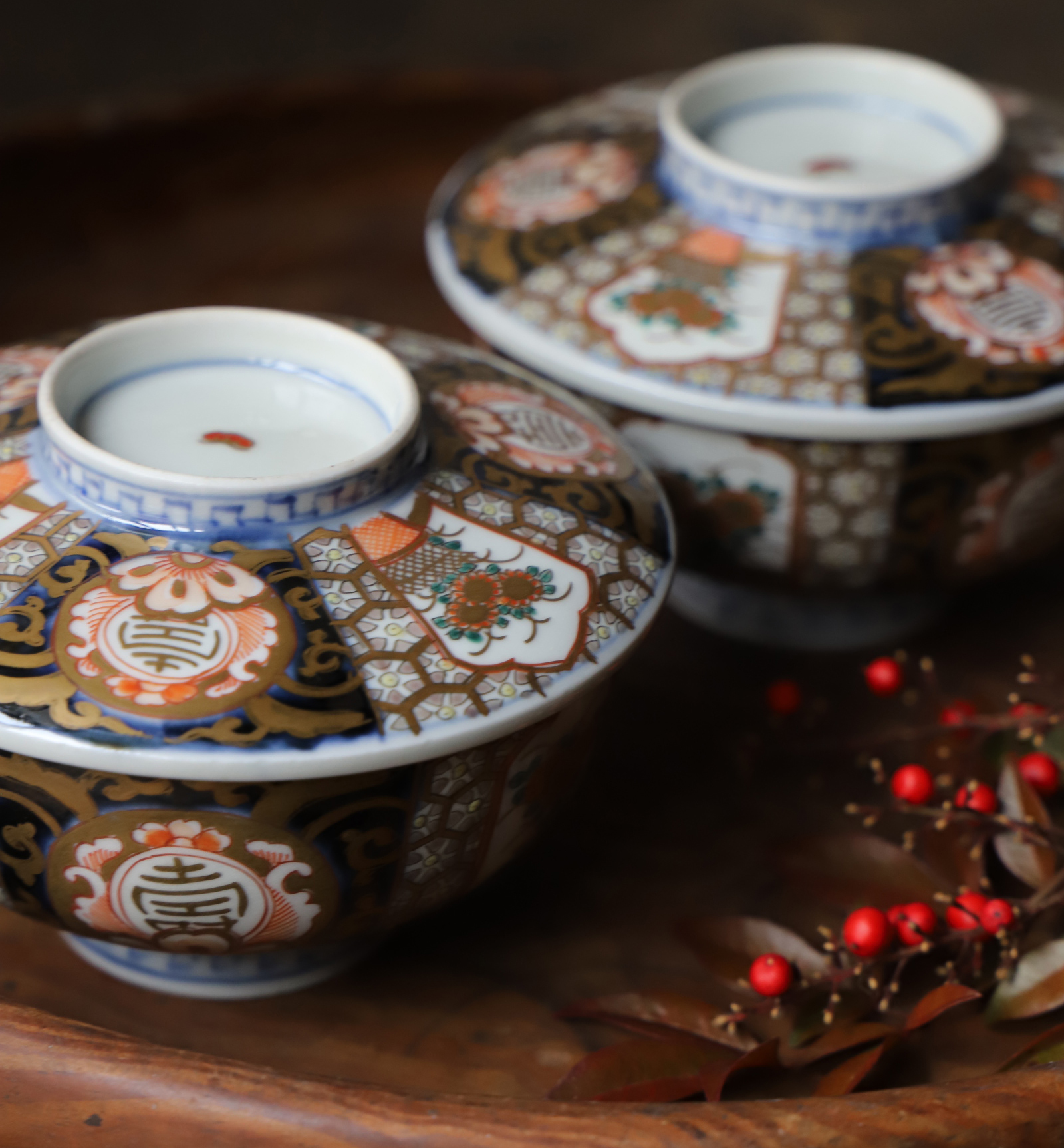 【通り物】繊細な絵付けが美しい伊万里焼の色絵の蓋付茶碗