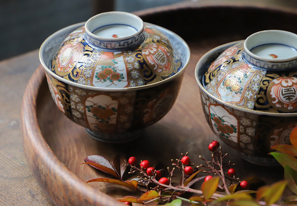 【通り物】繊細な絵付けが美しい伊万里焼の色絵の蓋付ご飯茶碗