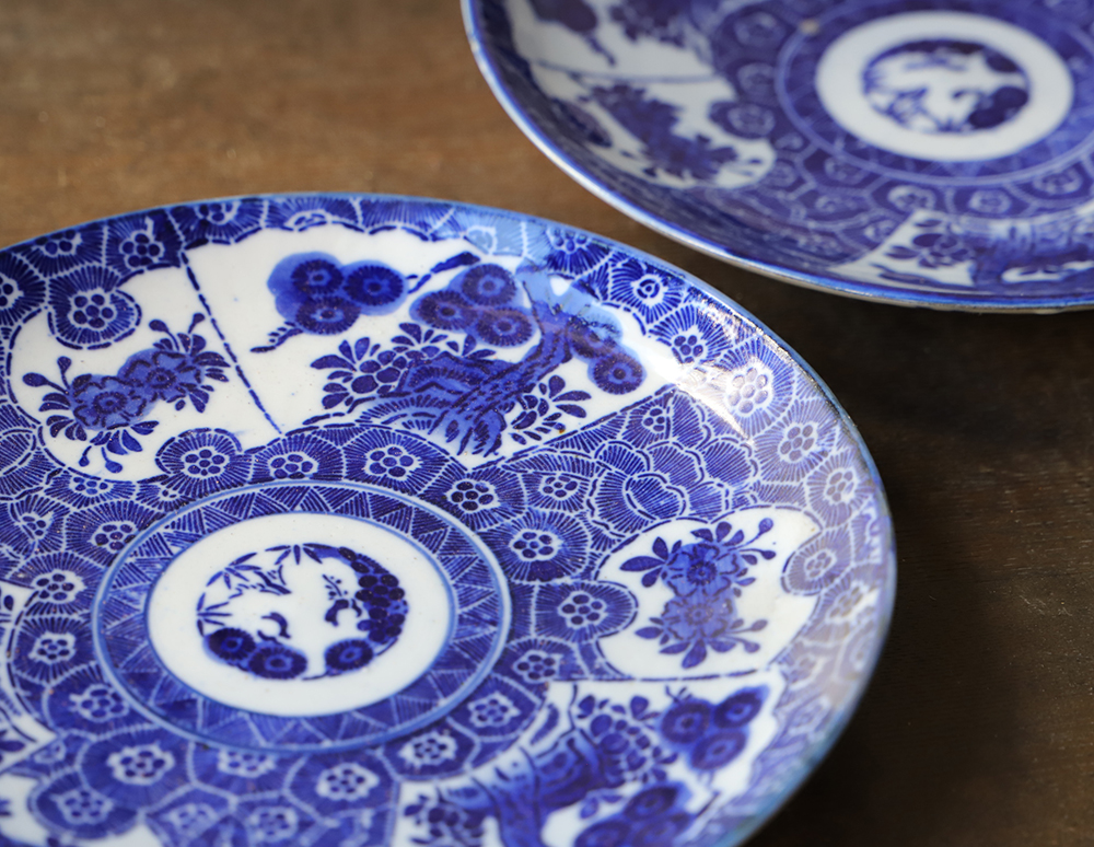 鮮やかな藍色の緻密な花図印判7.5寸皿