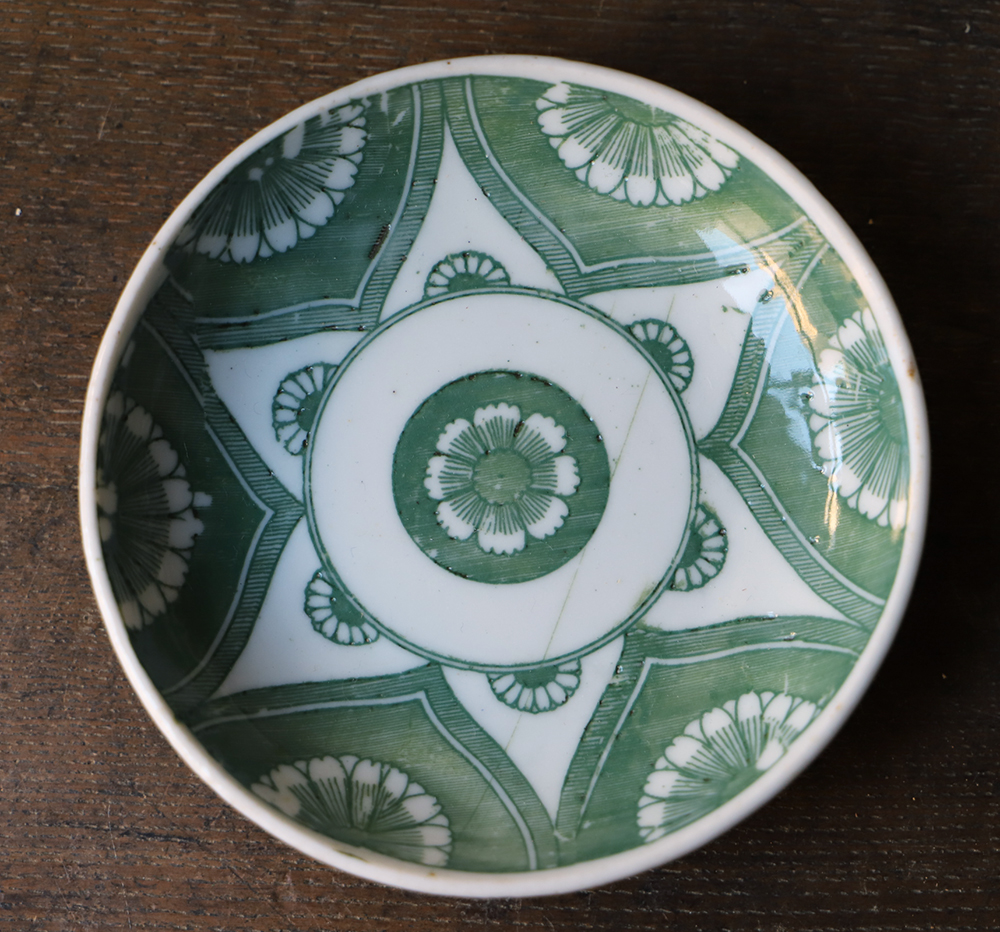六芒星に秋桜（コスモス）の図の緑印判小皿
