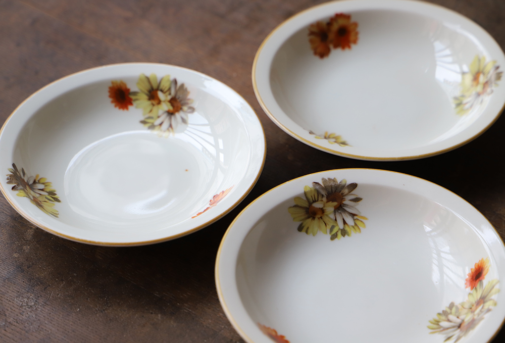 名古屋製陶（名陶） 三方にマーガレットの花柄の小皿