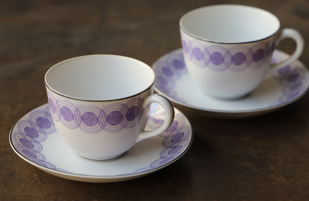 東洋陶器 紫のモダンなサークル模様のティーカップ&ソーサー 2客セット