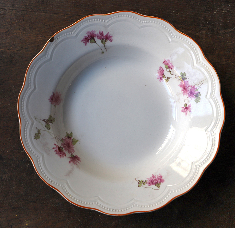 東洋陶器　ピンク色の花模様とレリーフのスープ皿
