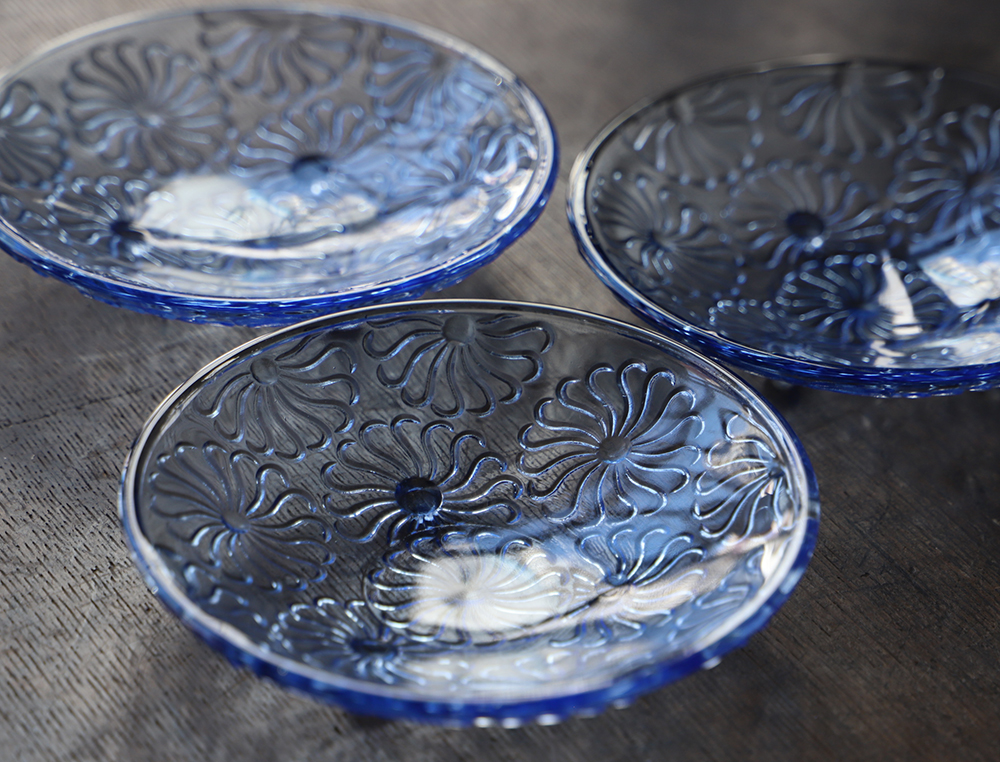 ブルーの花模様の脚付プレスガラス皿