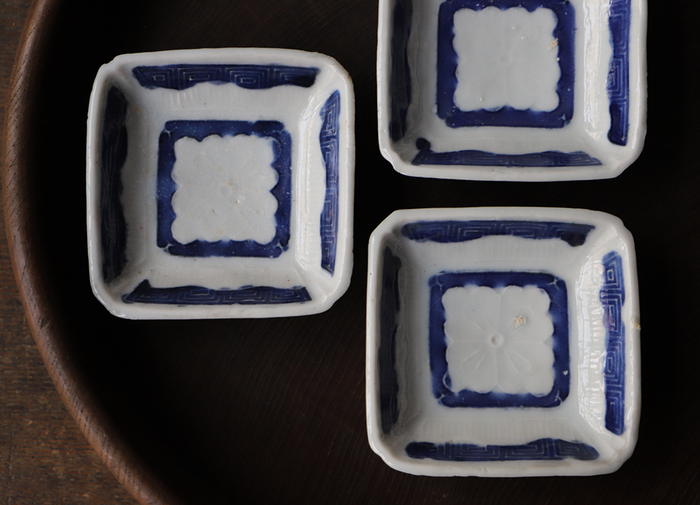 青と白の陽刻隅切角豆皿