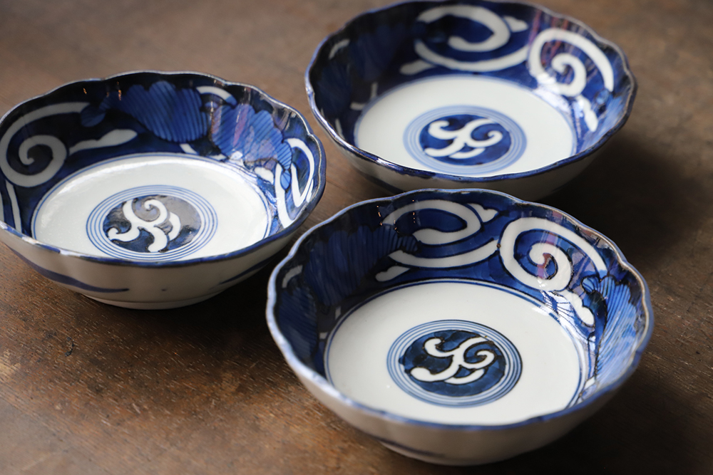ベロ藍のモダンな印象の染付膾皿